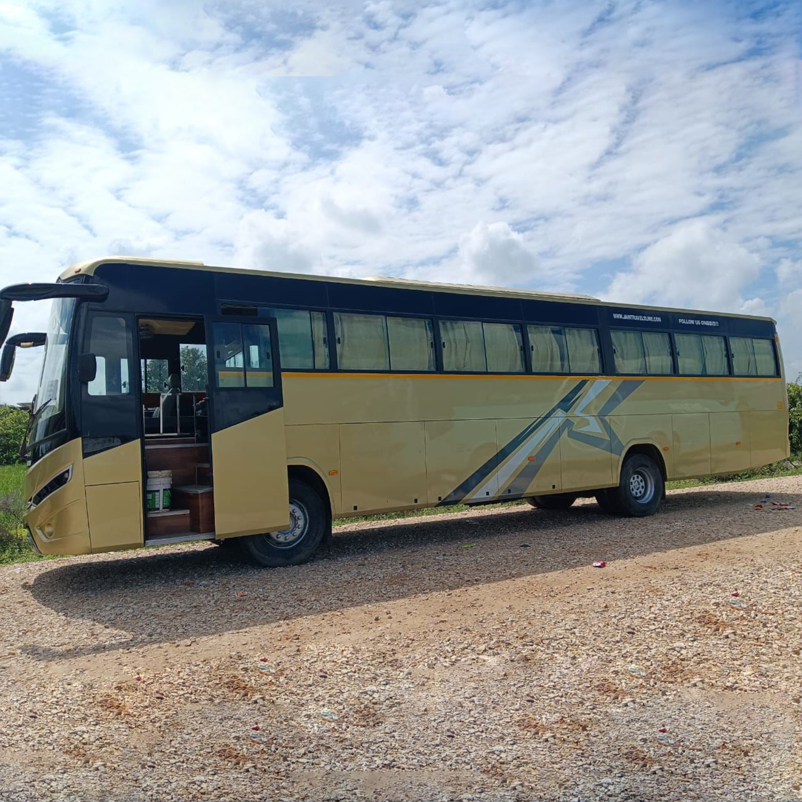 66-seater-deluxe-bus/2.jpg